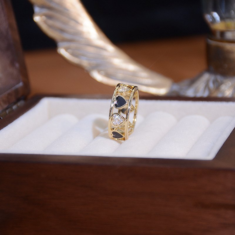 Otwarty pierścionek w kształcie serca z cyrkoniami