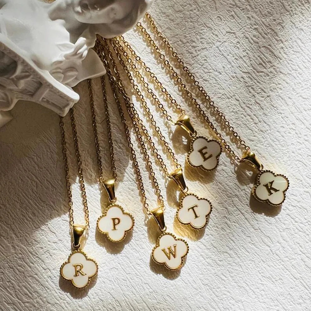 Naszyjnik z inicjałem w kształcie koniczyny