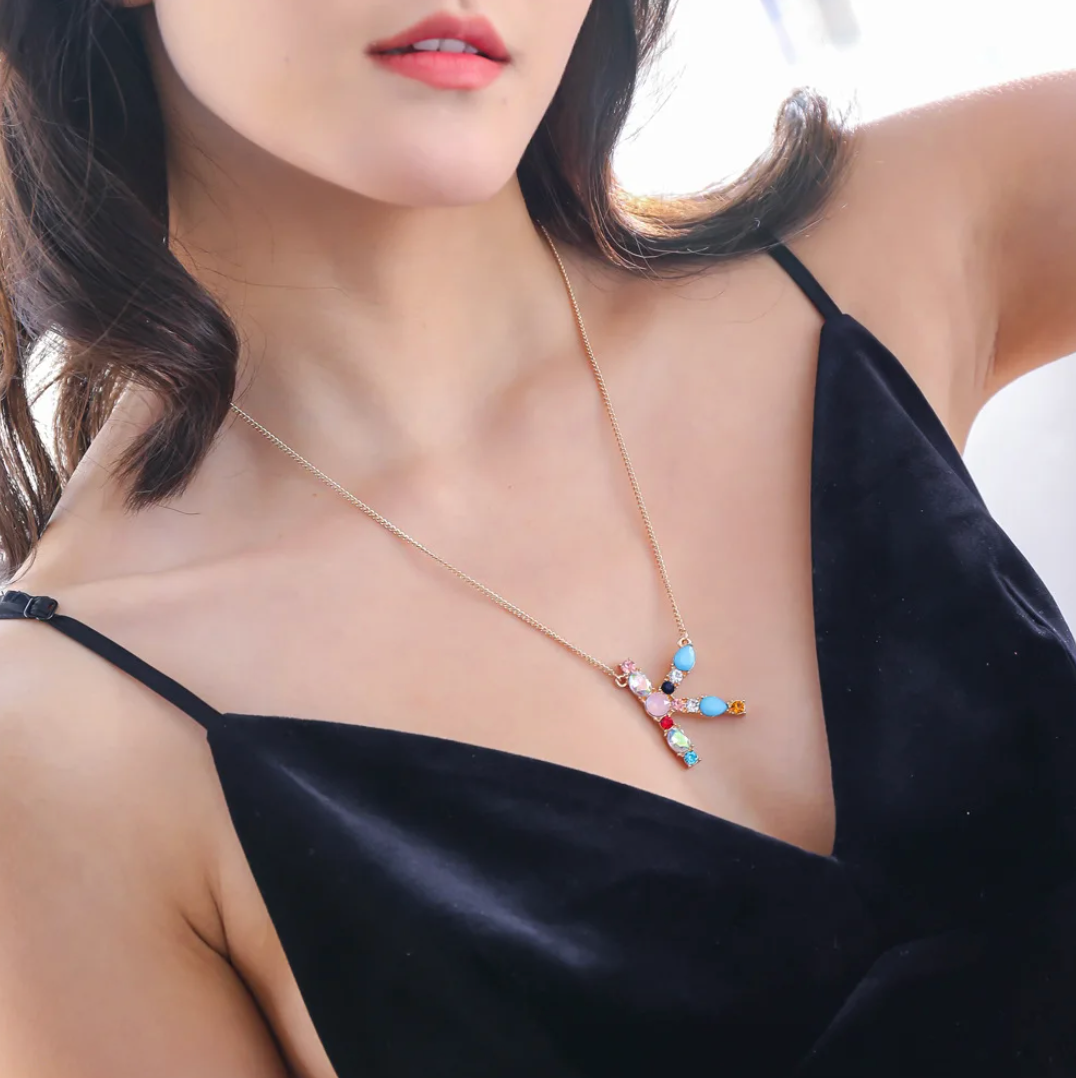 Naszyjnik z inicjałami i kamieniem szlachetnym