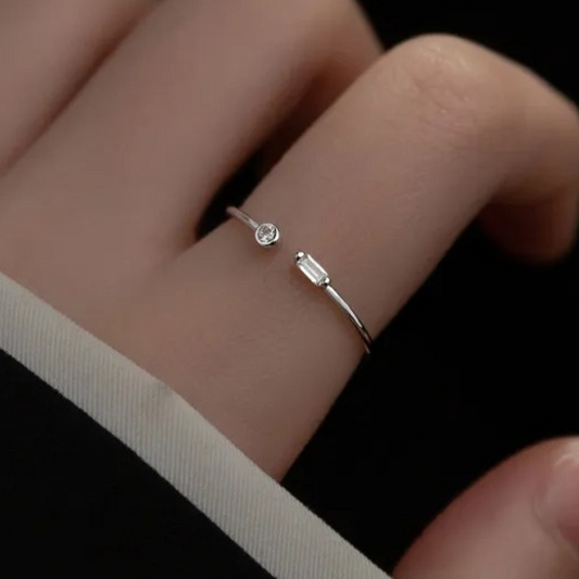 Regulowany pierścionek ze srebra 925 z dwoma pięknymi cyrkoniami