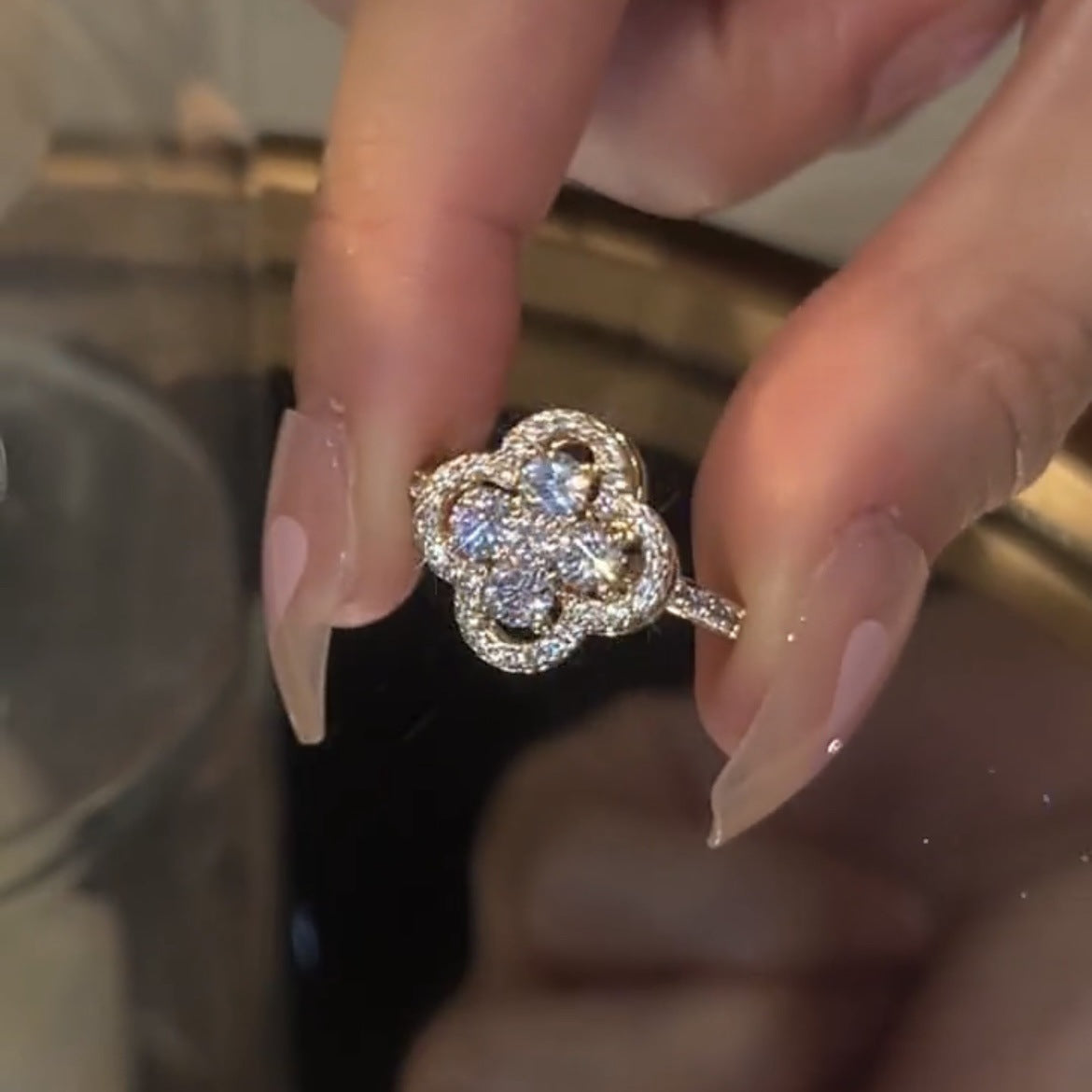 Obrótowy pierścionek z koniczyną i cyrkoniami