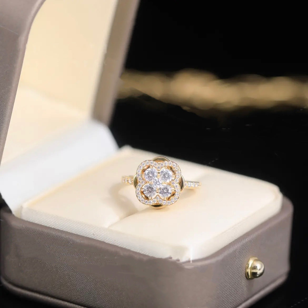 Obrótowy pierścionek z koniczyną i cyrkoniami