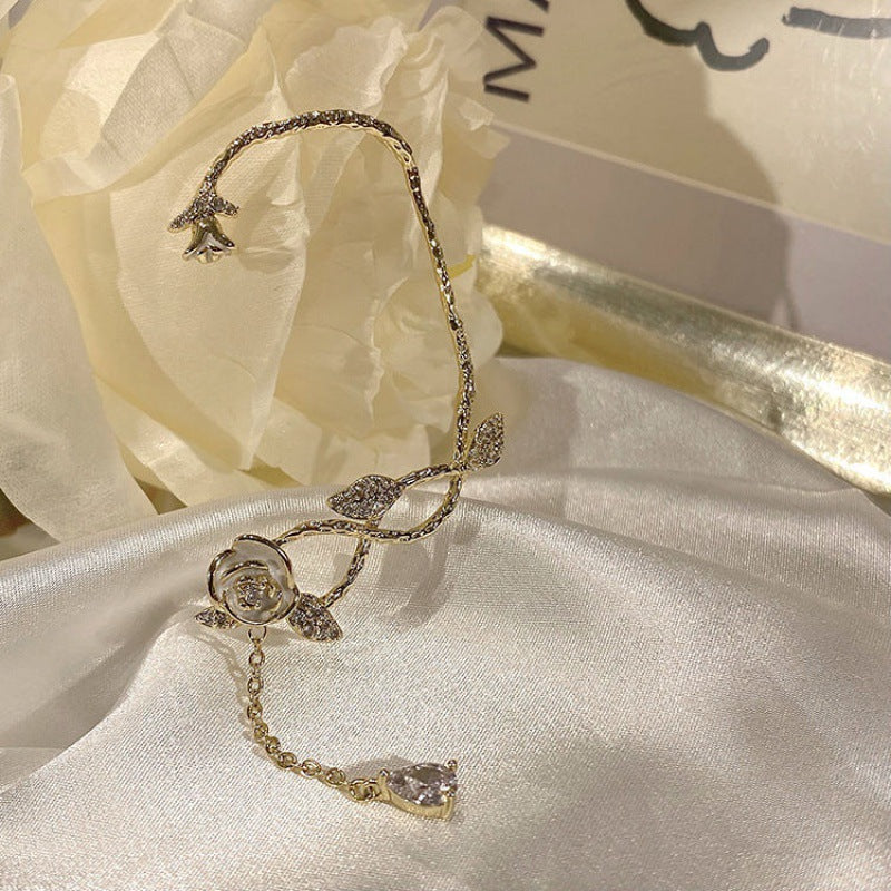 Kolczyki obręczowe z kwiatowymi cyrkoniami