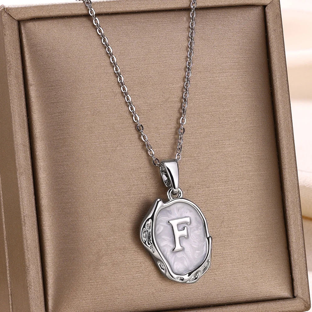 Naszyjnik „Ocean” z inicjałami na tle dna morskiego