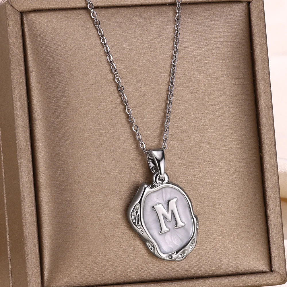 Naszyjnik „Ocean” z inicjałami na tle dna morskiego