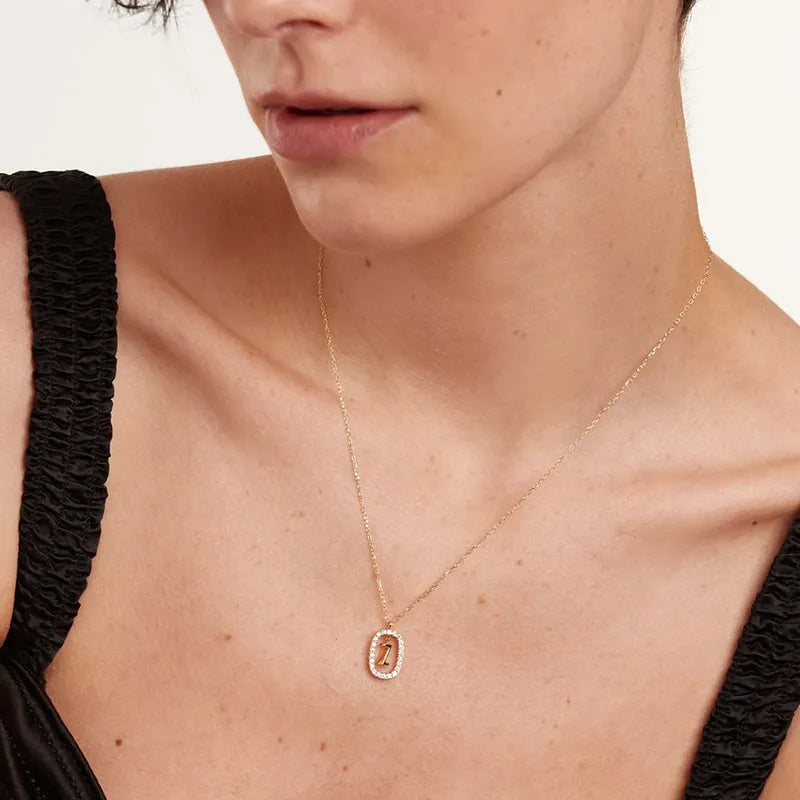 Naszyjnik z literą platerowany 18-karatowym złotem z błyszczącymi kamieniami szlachetnymi