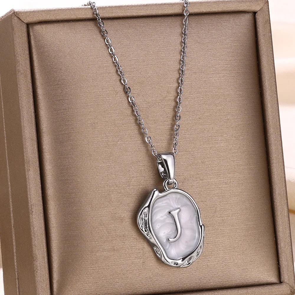 Naszyjnik „Ocean” z inicjałami na tle dna morskiego