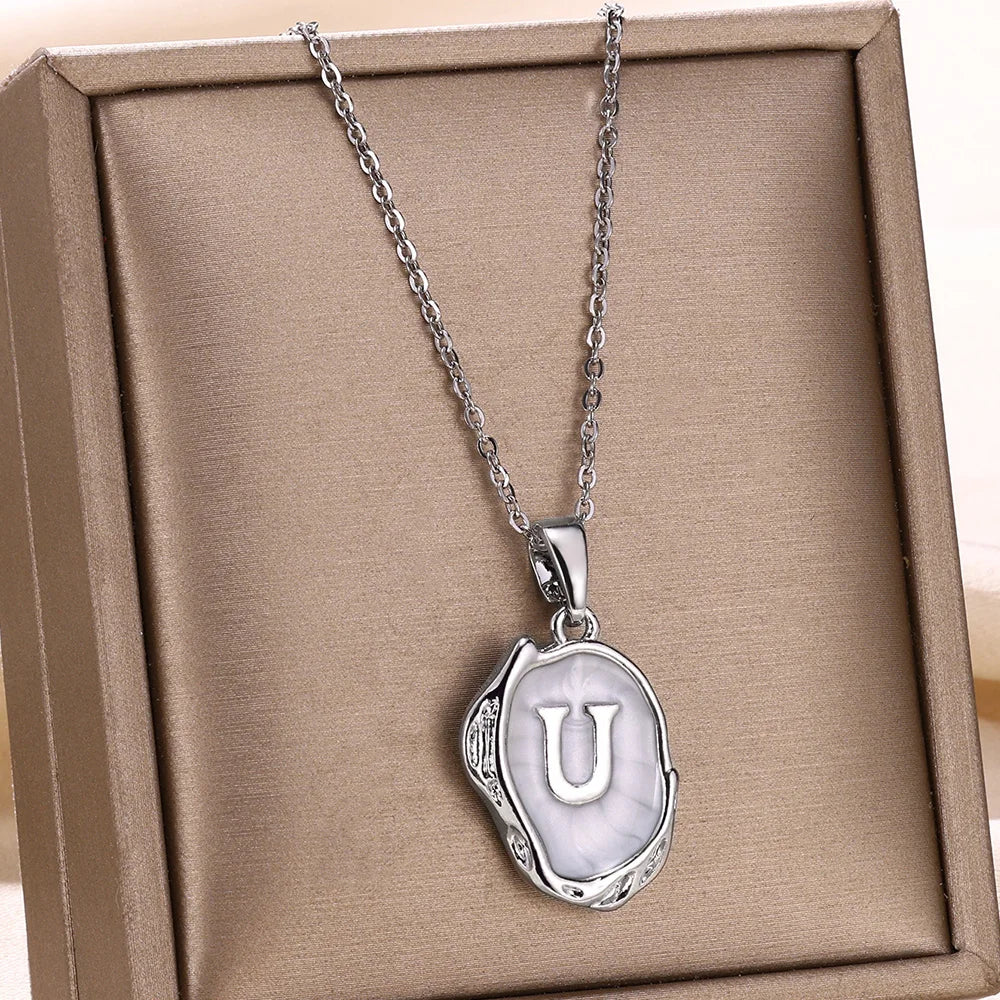 Naszyjnik „Ocean” z inicjałami na tle dna morskiego