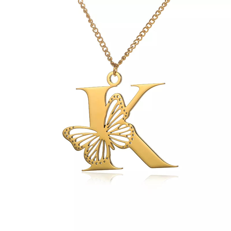 Naszyjnik z inicjałami platerowany z eleganckim motylem