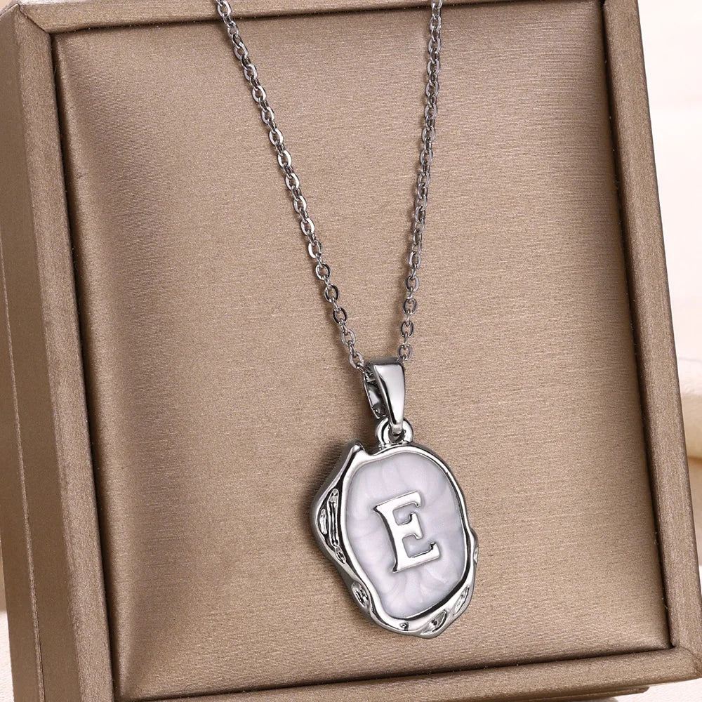 Naszyjnik „Ocean” z inicjałami na tle dna morskiego