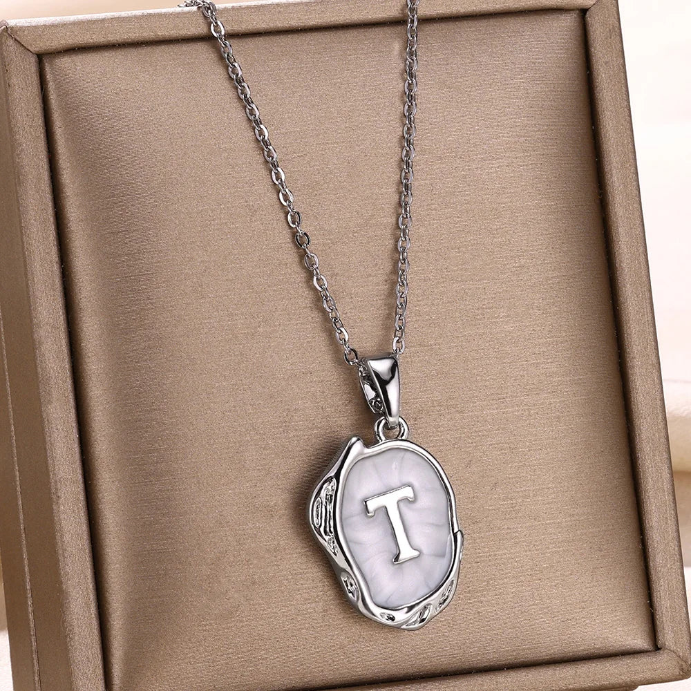 Naszyjnik „Ocean” z inicjałami na tle dna morskiego