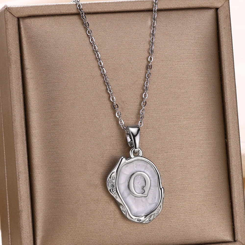 Naszyjnik „Ocean” z inicjałami na tle dna morskiego