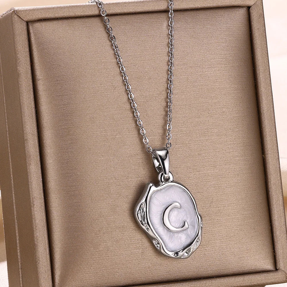 Naszyjnik „Ocean” z inicjałami na tle dna morskiego