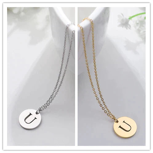 Naszyjnik z wygrawerowanymi inicjałami w nowoczesnym okręgu