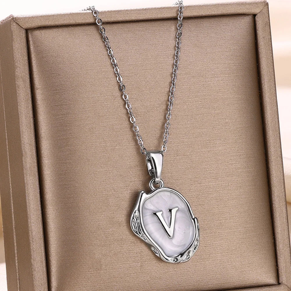 Naszyjnik „Ocean” z inicjałami na tle dna morskiego