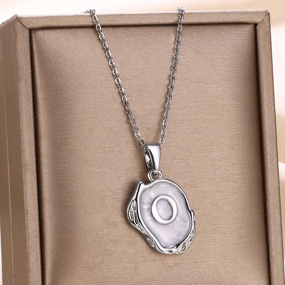 Naszyjnik „Ocean” z inicjałami na tle dna morskiego