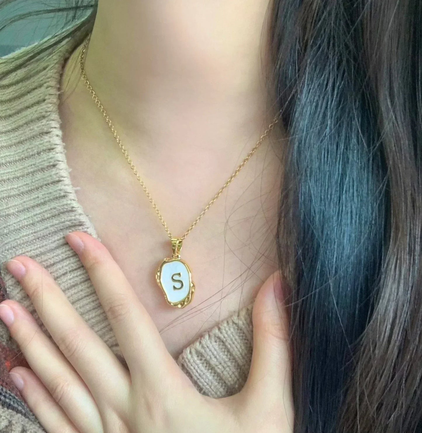 Naszyjnik „Ocean” z inicjałami na tle dna morskiego