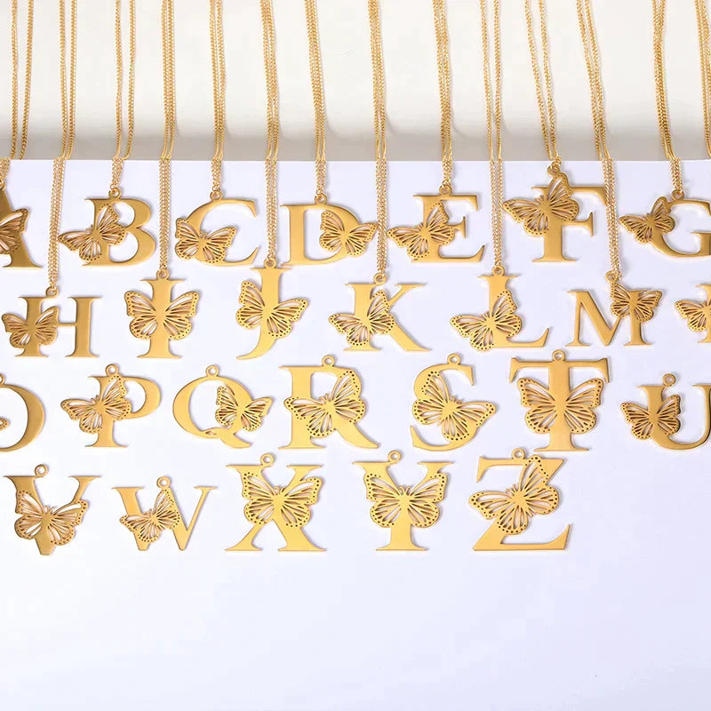 Naszyjnik z inicjałami platerowany z eleganckim motylem