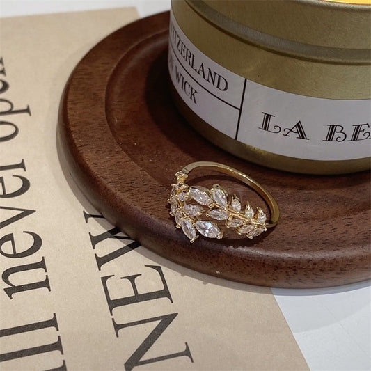 Pierścionek koronowy z cyrkoniami złocony